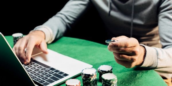 online poker means absence of physical tells and more tells based on betting patterns
